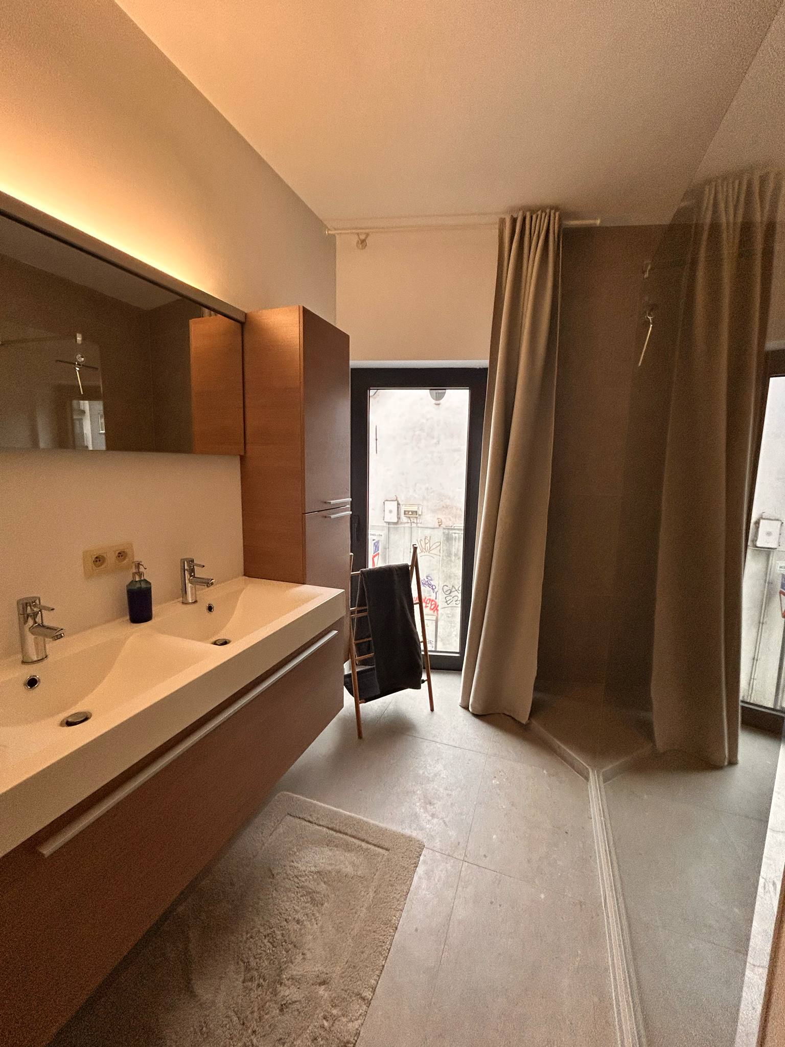 Appartement met groot terras, vlakbij Park Spoor Noord