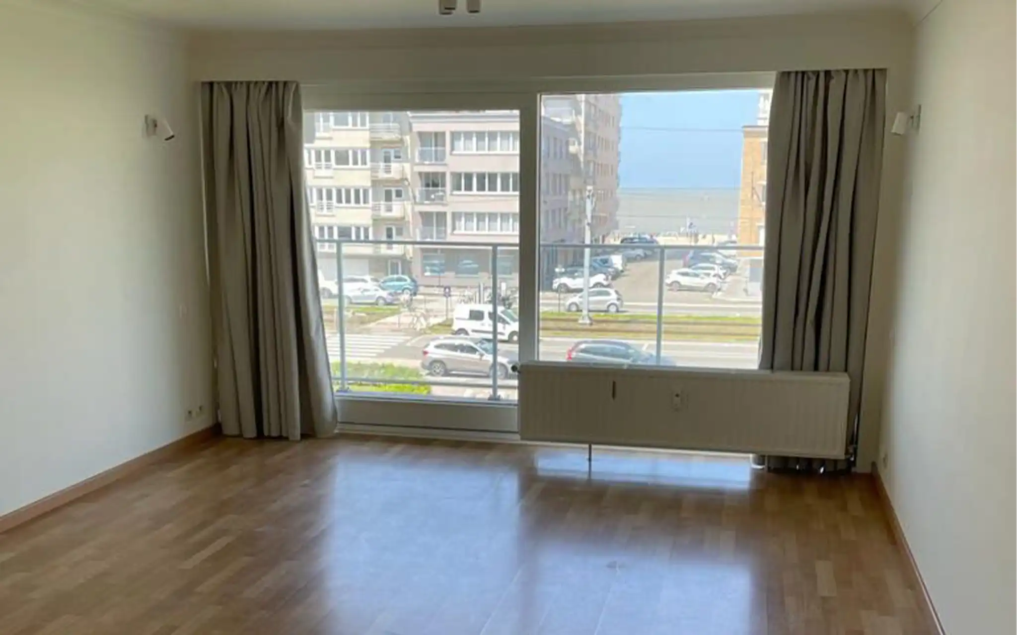 Instapklare gerenoveerde studio met berging, Oostende