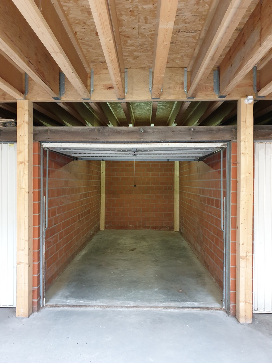Nette, ruime garagebox te koop pal in centrum Oostende