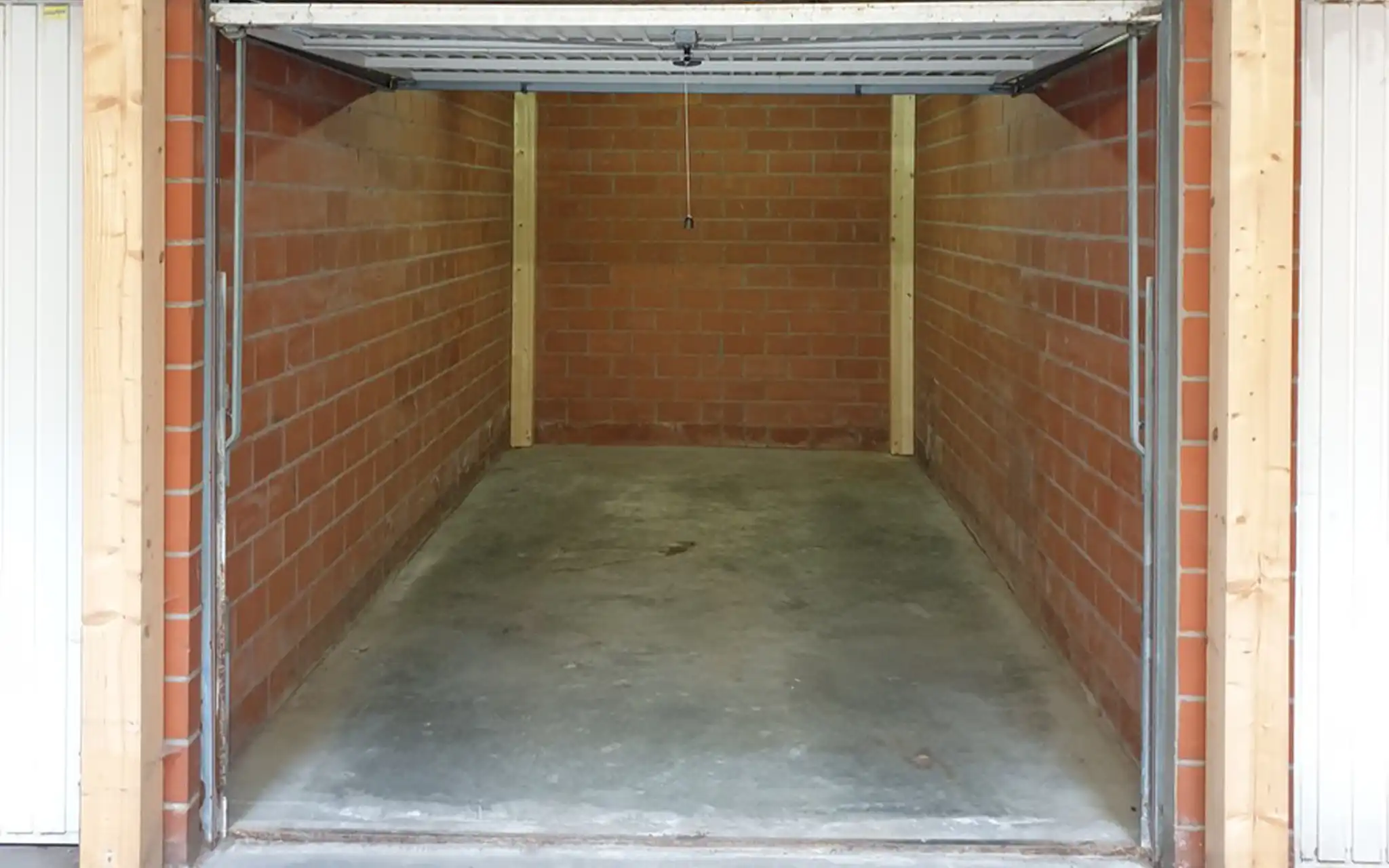 Nette, ruime garagebox te koop pal in centrum Oostende