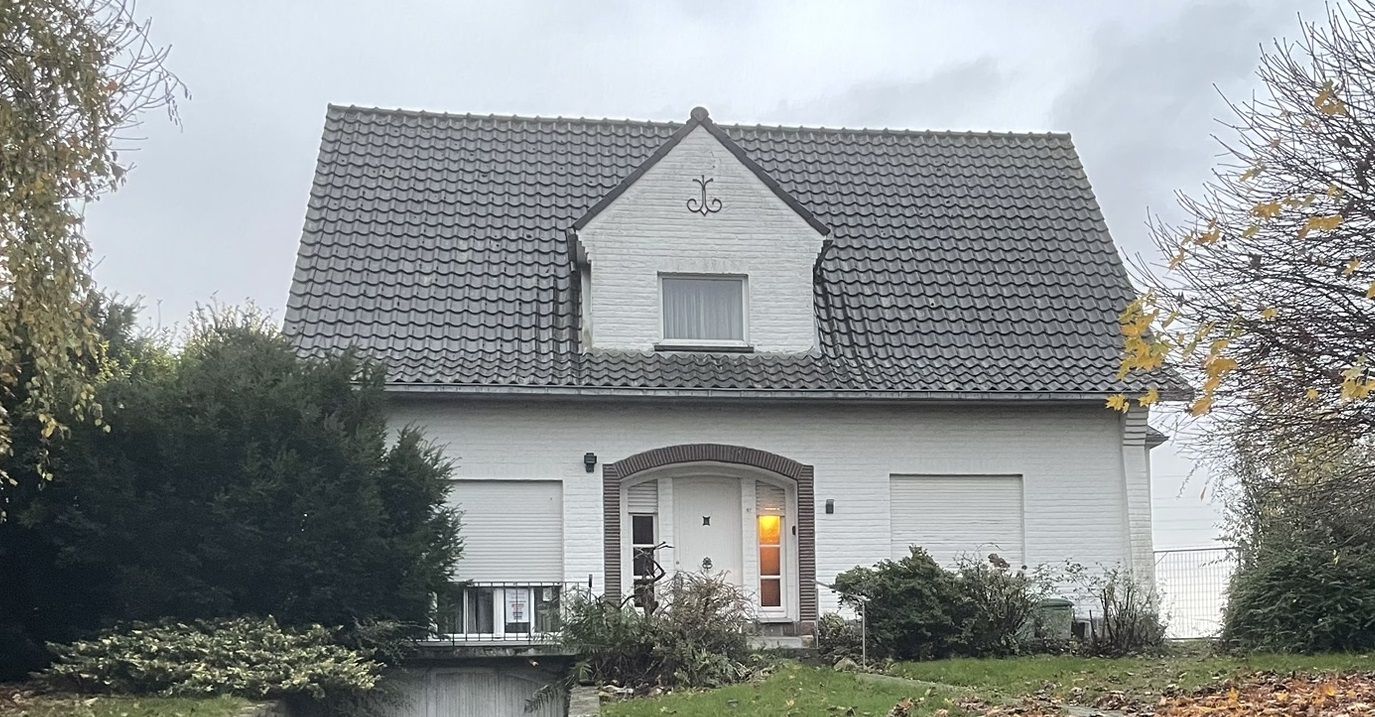Te renoveren villa uit 1956 op 9 are met keldergarage gelijk