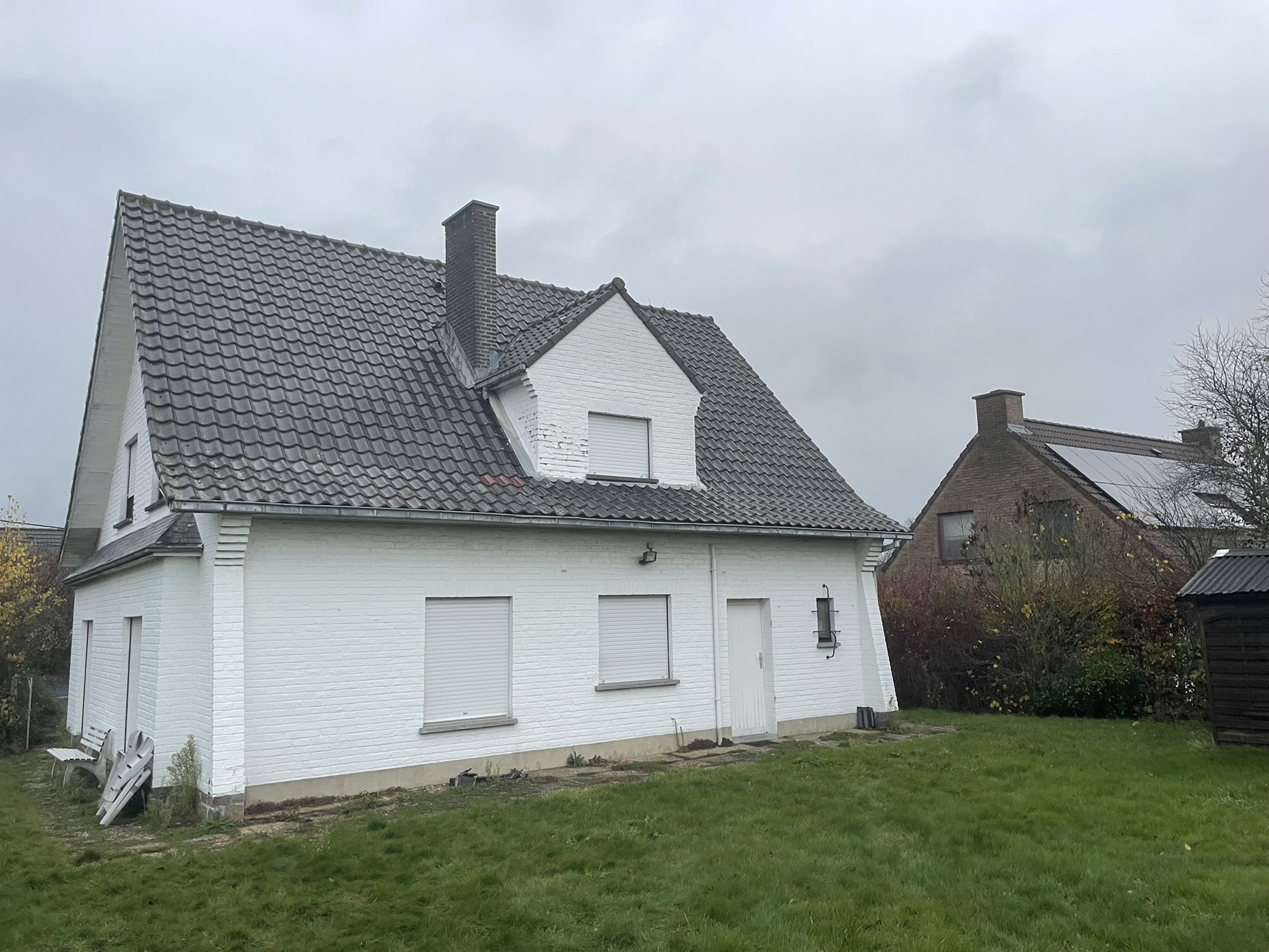Te renoveren villa uit 1956 op 9 are met keldergarage gelijk