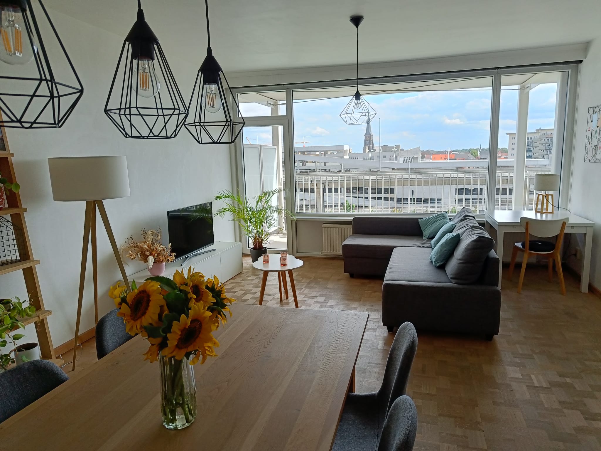 Lichtrijk, instapklaar appartement met nieuw terras