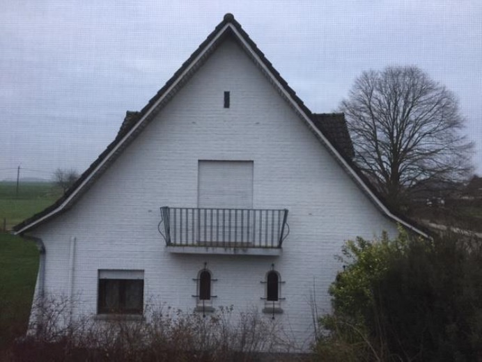 Te renoveren villa uit 1956 op 9 are met keldergarage gelijk