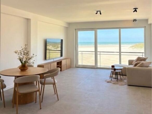 Gerenoveerd appartement in de strandwijk, frontaal zeezicht