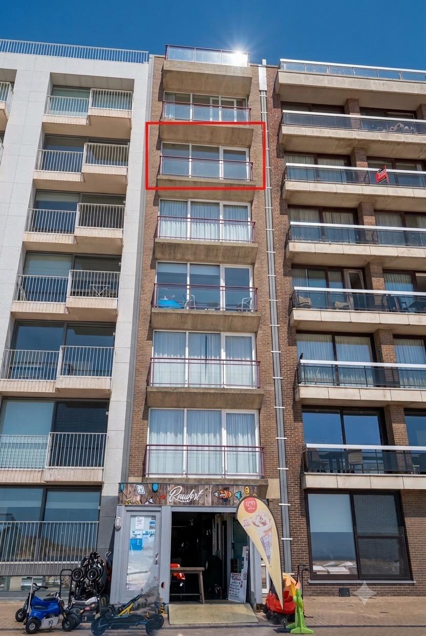Gerenoveerd appartement in de strandwijk, frontaal zeezicht
