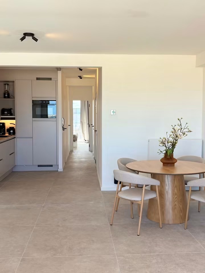 Gerenoveerd appartement in de strandwijk, frontaal zeezicht