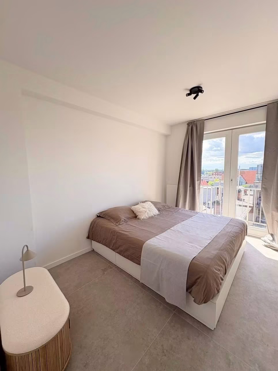 Gerenoveerd appartement in de strandwijk, frontaal zeezicht