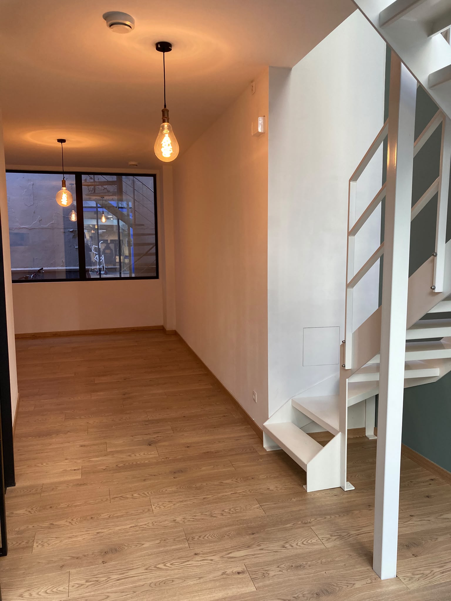 Compact duplex handelspand te huur in hartje Hasselt
