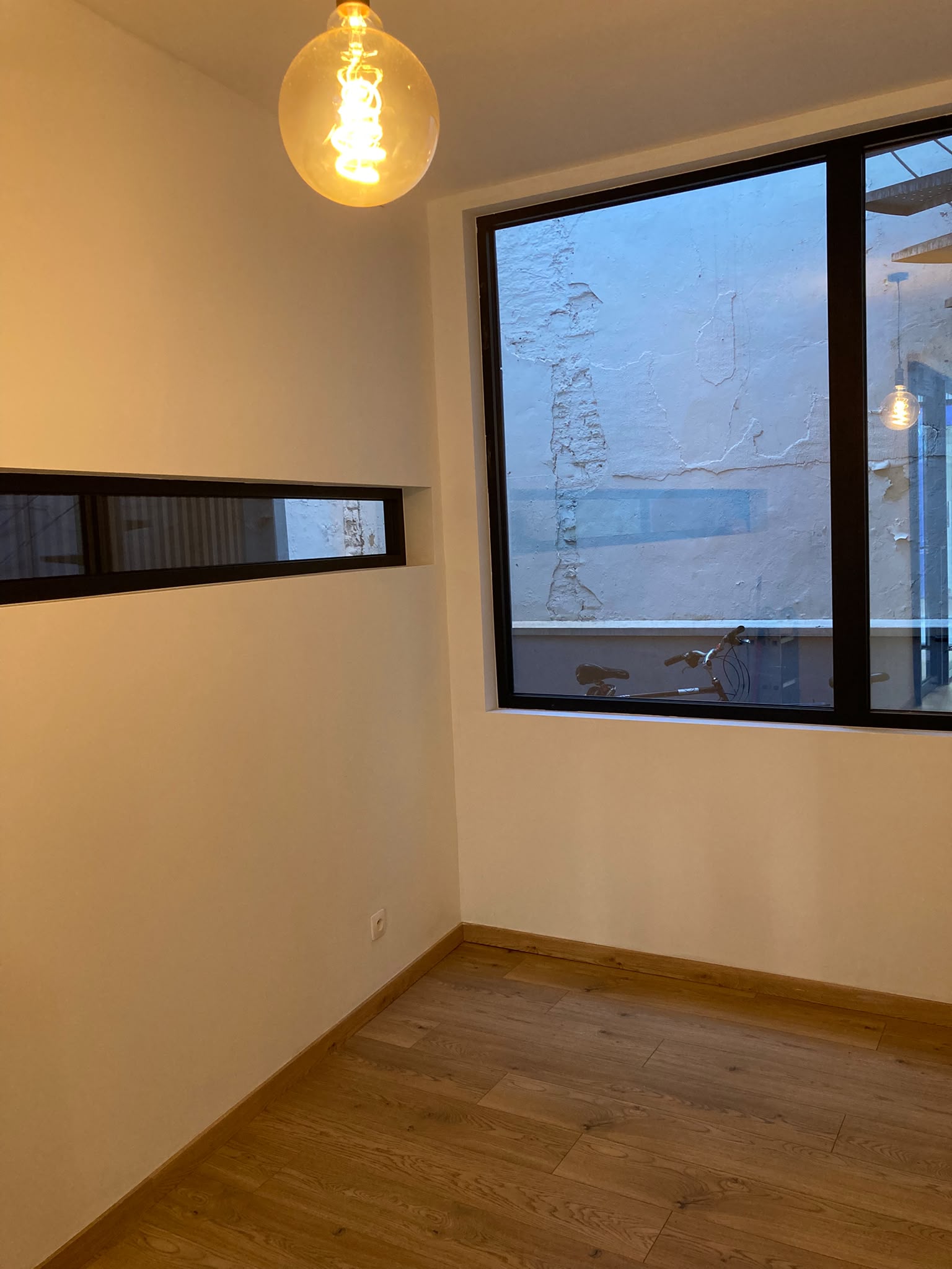 Compact duplex handelspand te huur in hartje Hasselt