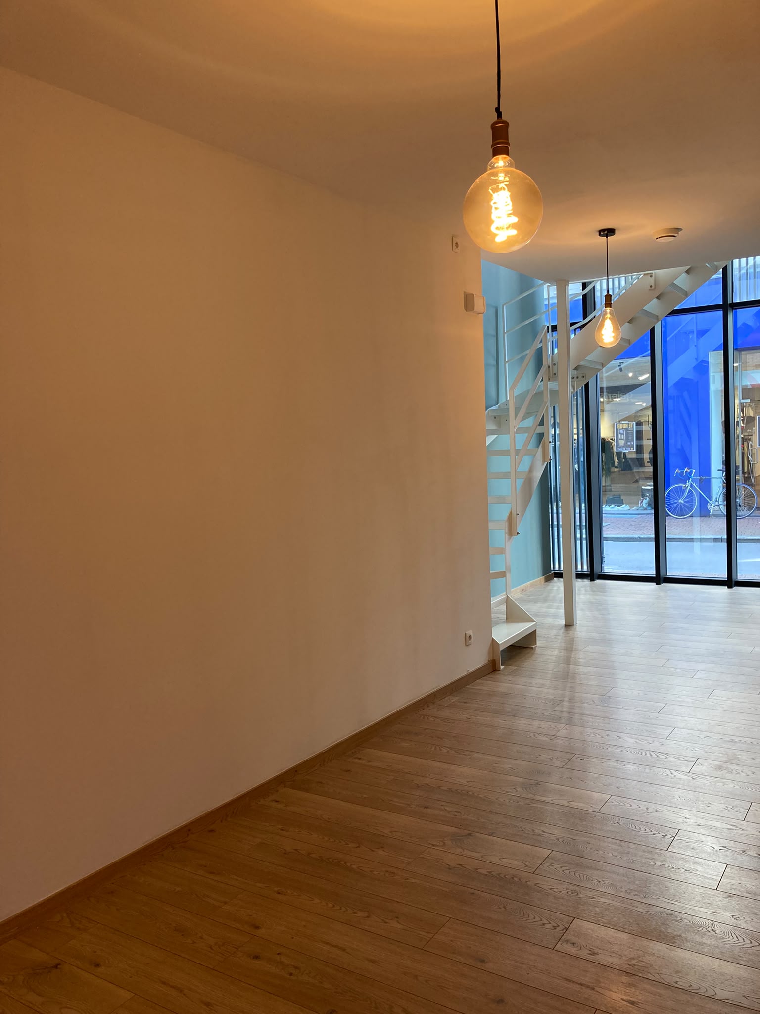 Compact duplex handelspand te huur in hartje Hasselt