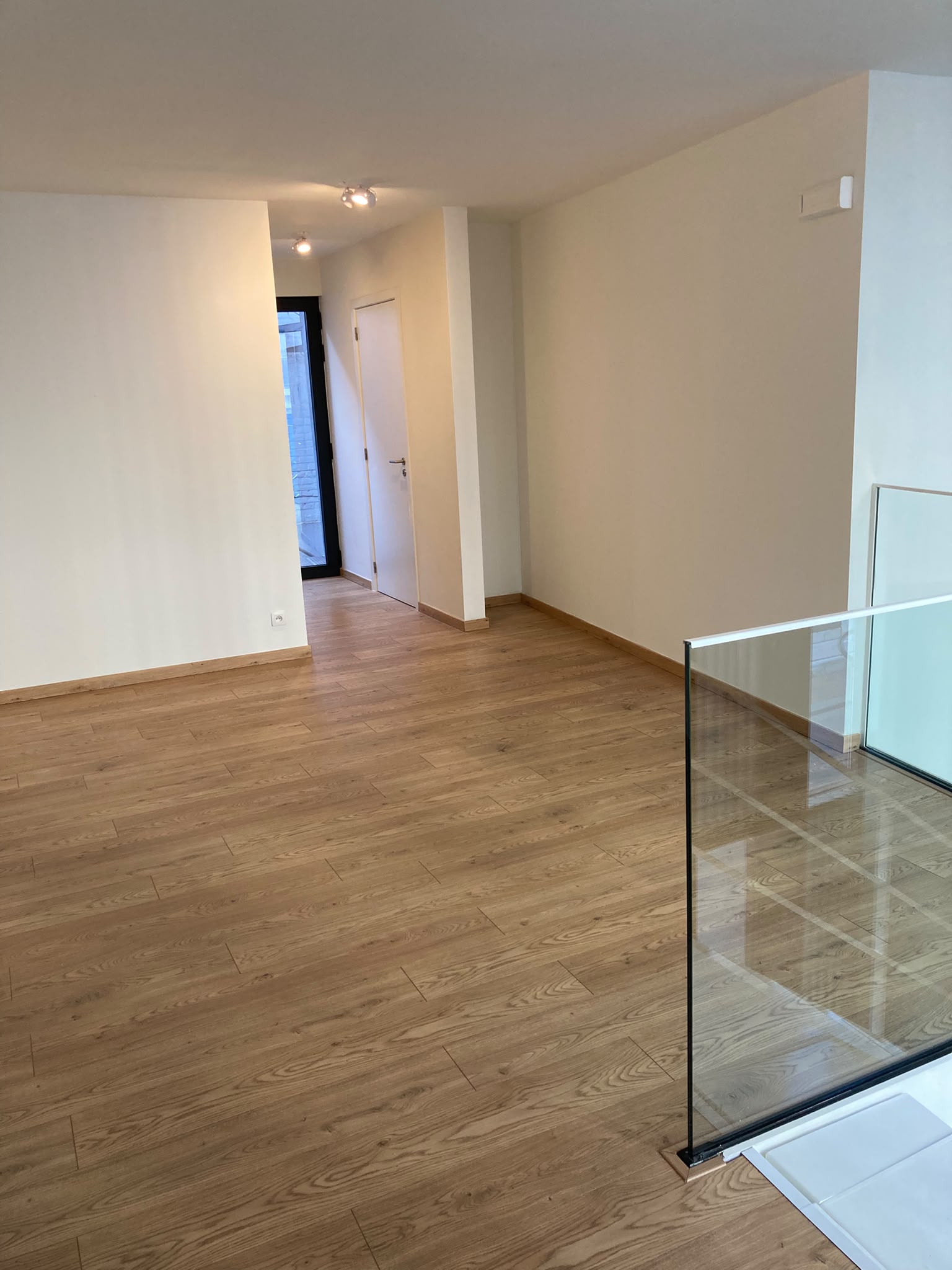 Compact duplex handelspand te huur in hartje Hasselt