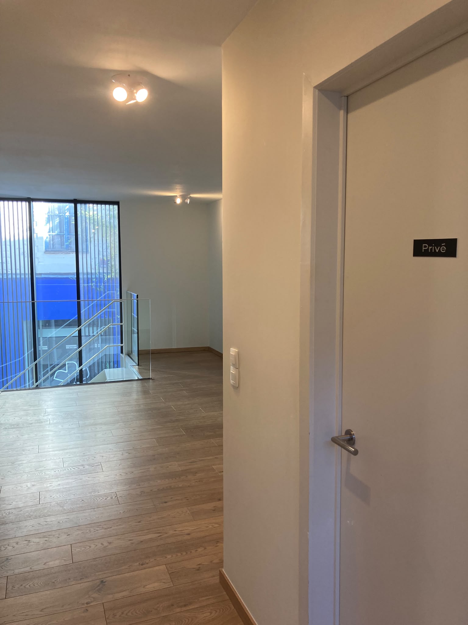 Compact duplex handelspand te huur in hartje Hasselt