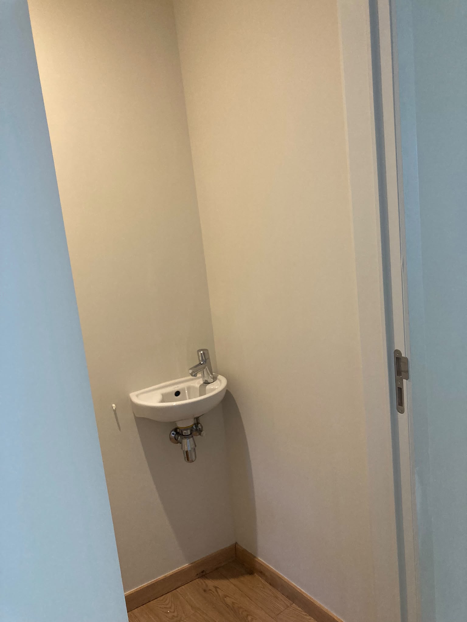 Compact duplex handelspand te huur in hartje Hasselt