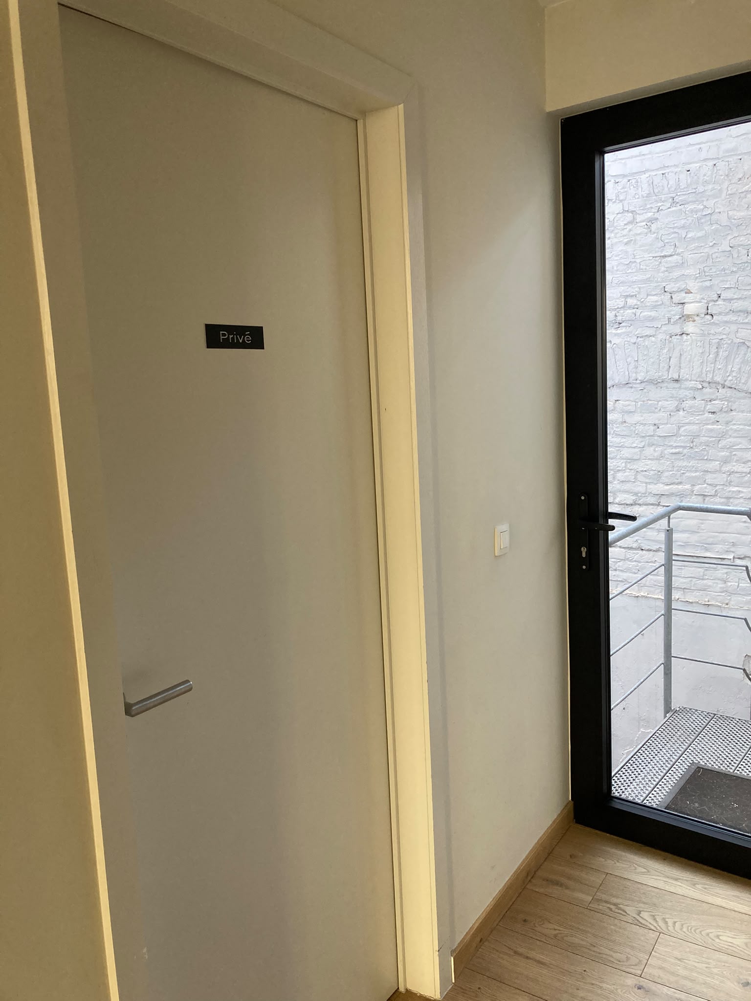 Compact duplex handelspand te huur in hartje Hasselt