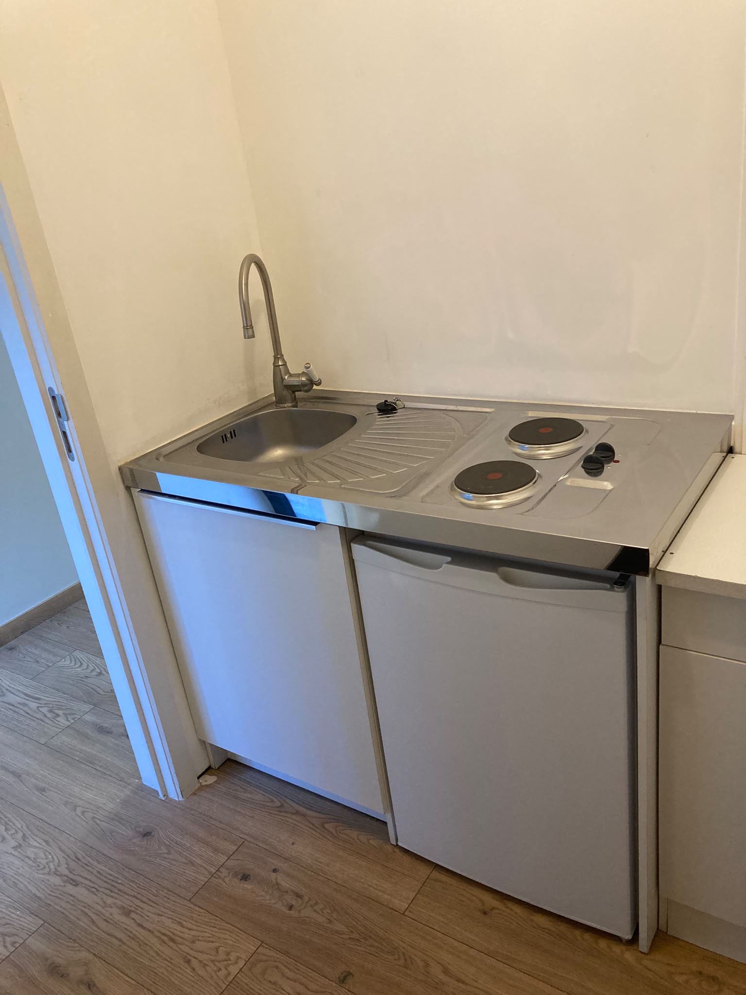 Compact duplex handelspand te huur in hartje Hasselt