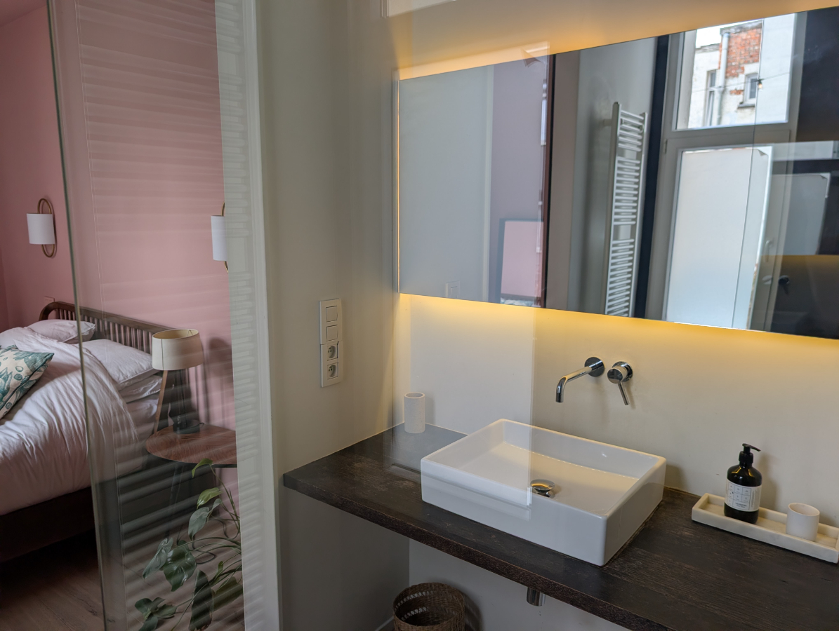Open & warm appartement te koop