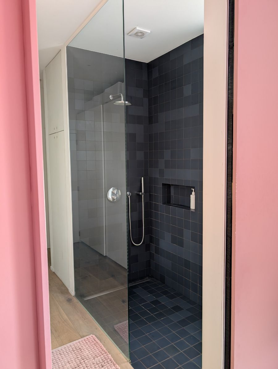 Open & warm appartement te koop