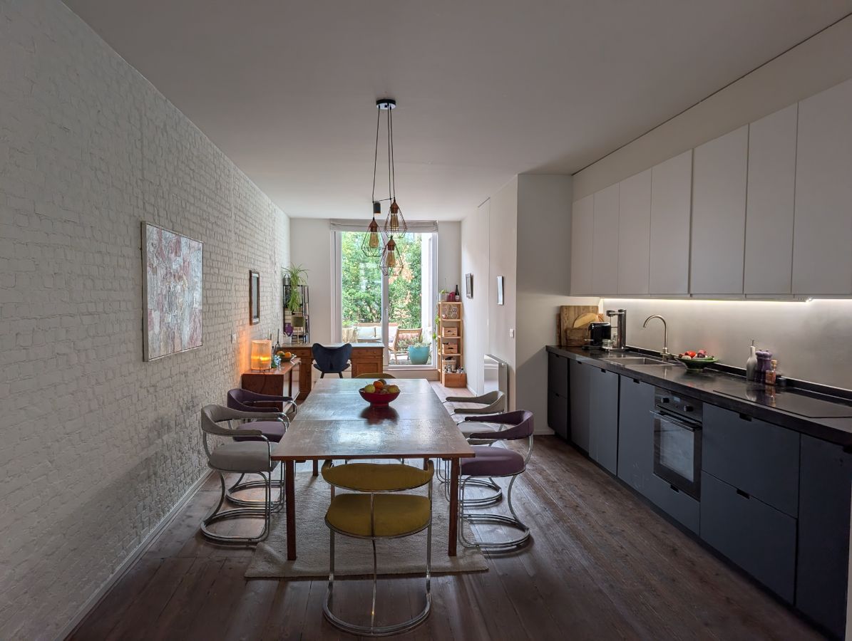 Open & warm appartement te koop
