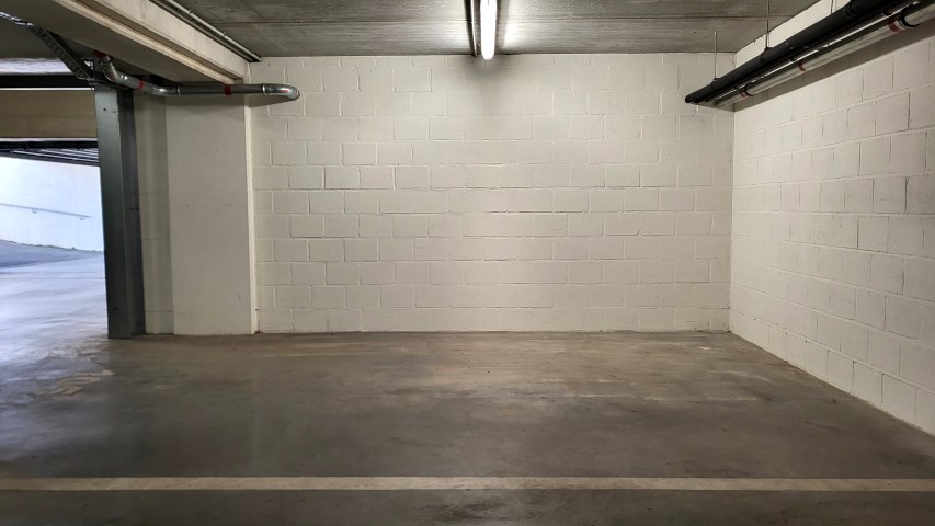 TE HUUR: XXL garage-staanplaats in Boortmeerbeek (Aststraat)